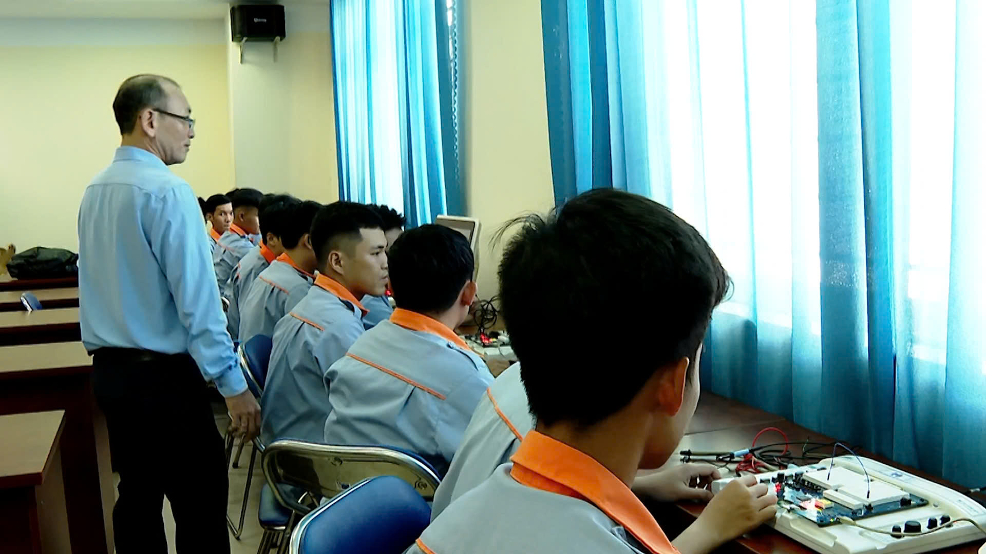 VIỆT NAM CẦN ÍT NHẤT 50.000 KỸ SƯ NGÀNH BÁN DẪN