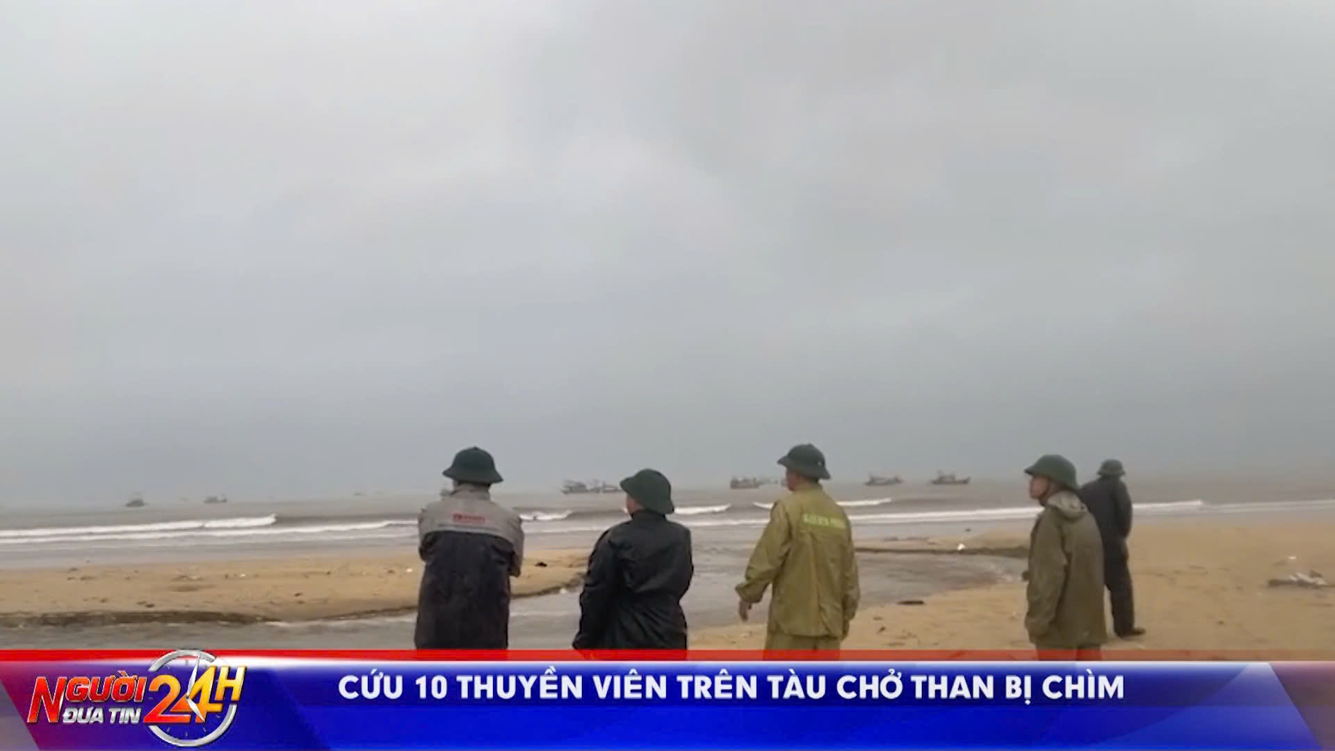 Cứu 10 thuyền viên trên tàu chở than bị chìm