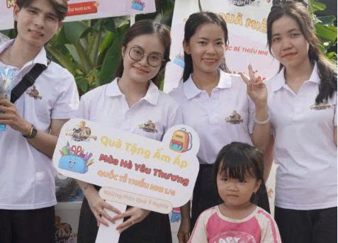 SỰ KIỆN PHÁT QUÀ TRẺ EM NHỎ VÙNG QUÊ