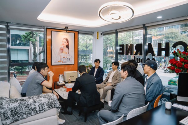 A group of people sitting in a roomAI-generated content may be incorrect.