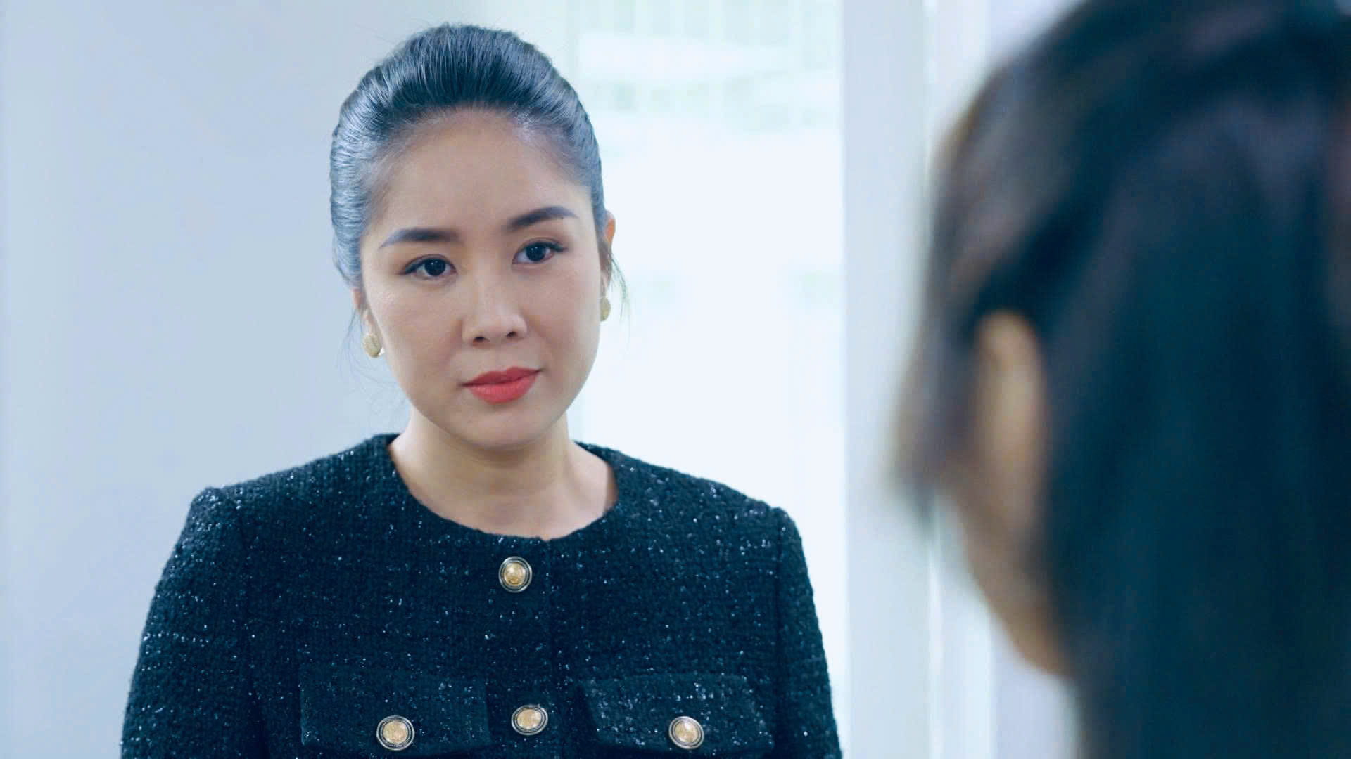 Chính thất Lê Phương kiêu hãnh khoác tay chồng đến công ty, trà xanh “phát điên” vì ghen ngược